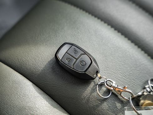 Used 2018 Chevrolet Express 3500 w/ Driver Convenience Package RWD image 42