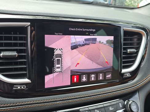 Used 2023 Chrysler Pacifica Pinnacle FWD image 25