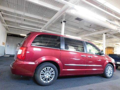 Used 2013 Chrysler Town & Country Touring-L w/ Driver Convenience Group FWD image 5