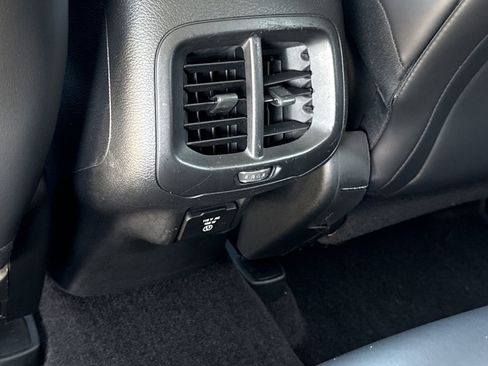 Used 2018 Jeep Cherokee Latitude Plus w/ Comfort/Convenience Group FWD image 11