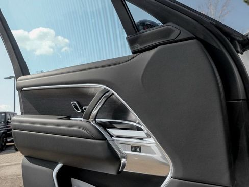 New 2025 Land Rover Range Rover SE image 10