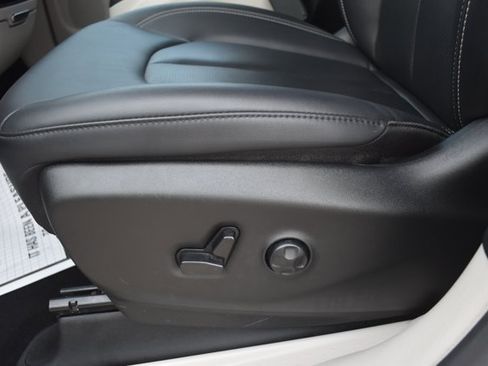 Used 2024 Chrysler Pacifica Touring-L FWD image 13