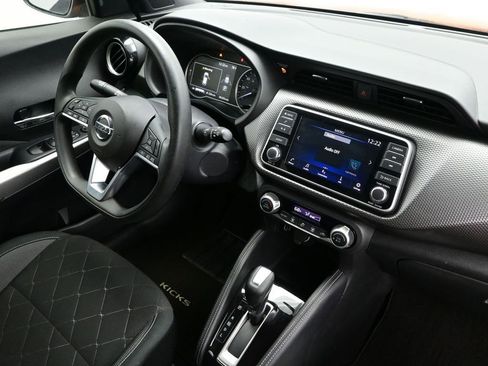 Used 2019 Nissan Kicks SV image 16