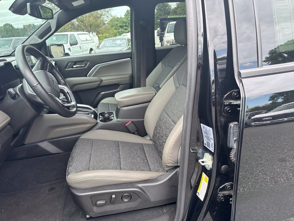 Used 2024 Chevrolet Colorado ZR2 w/ Technology Package AWD/4WD image 13