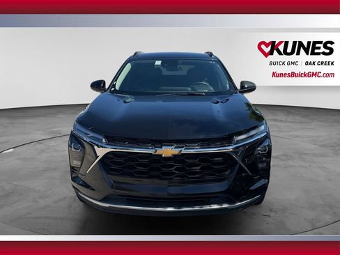 Used 2025 Chevrolet Trax LT w/ LT Convenience Package FWD image 3