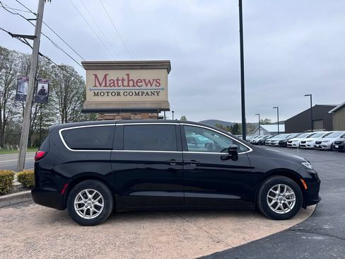 Used 2024 Chrysler Pacifica Touring-L FWD image 4