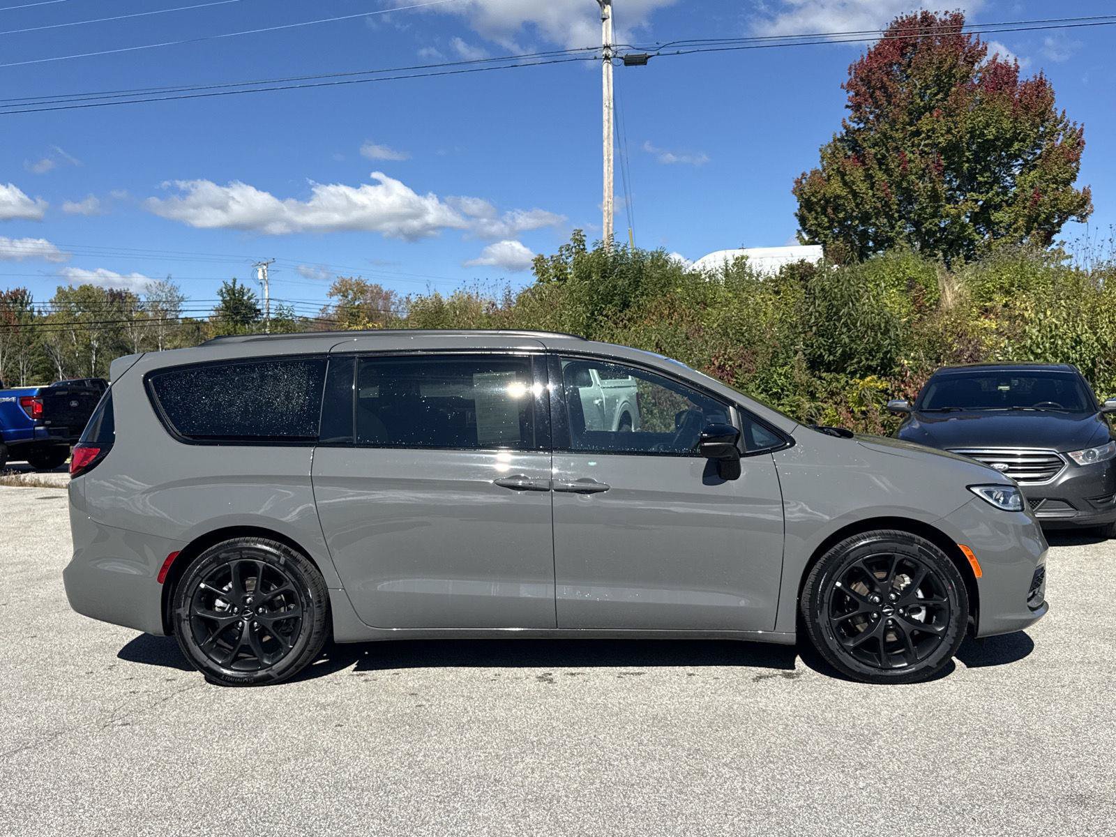 Used 2025 Chrysler Pacifica Limited FWD image 7