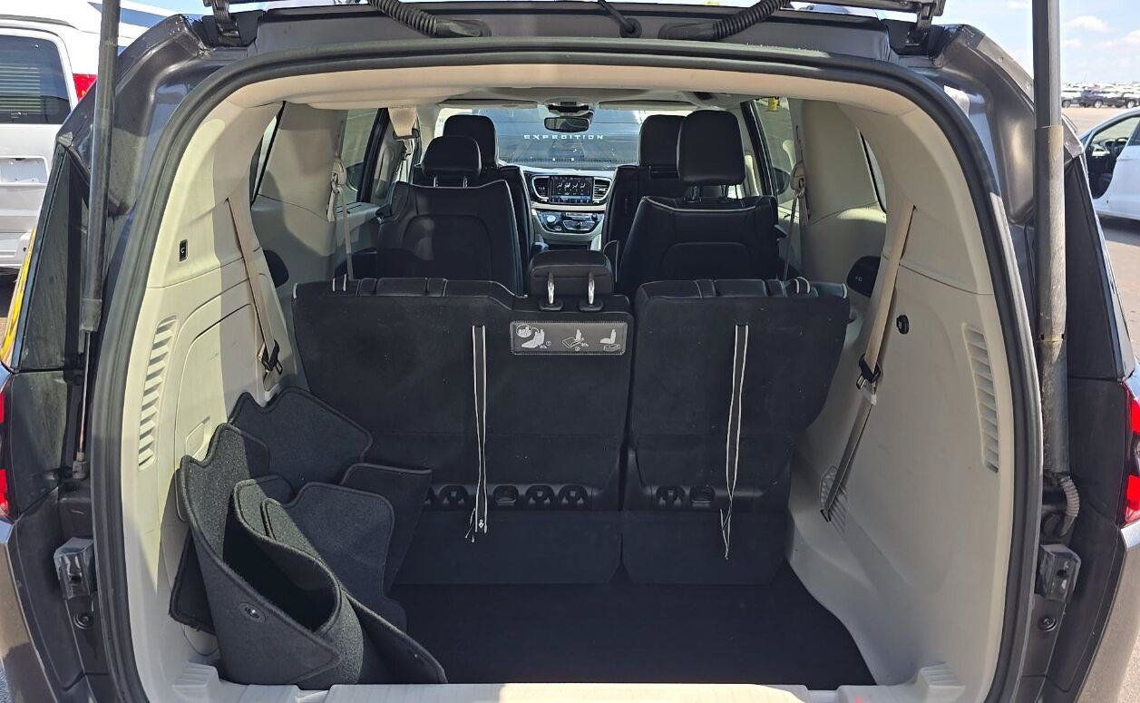 Used 2021 Chrysler Pacifica Limited w/ Uconnect Theater Family Group FWD image 13