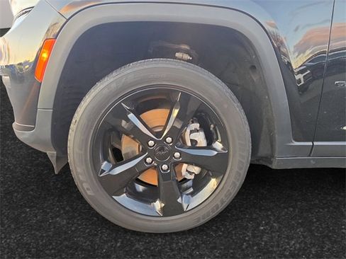 Used 2021 Jeep Grand Cherokee L Laredo image 4