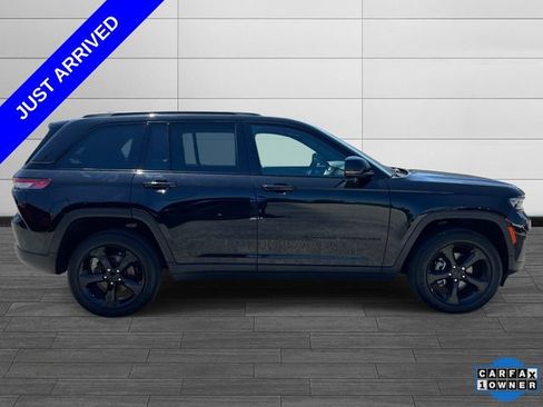 Used 2024 Jeep Grand Cherokee Altitude AWD/4WD image 3