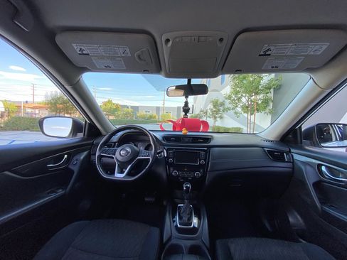 Used 2018 Nissan Rogue SV w/ Premium Package FWD image 18