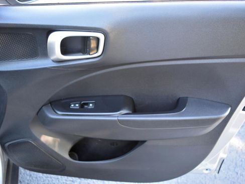 Used 2021 Hyundai Venue SE FWD image 16