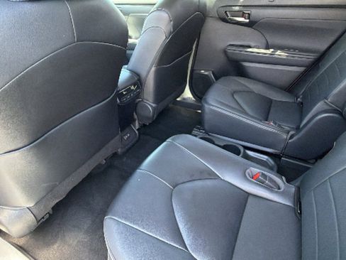 Used 2023 Toyota Highlander XLE AWD/4WD image 24