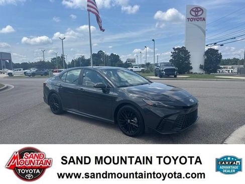 Used 2025 Toyota Camry SE FWD image 1