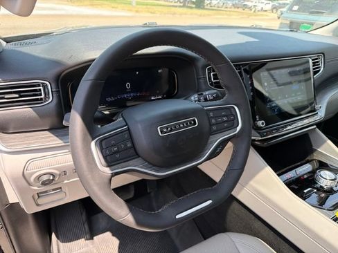 Used 2024 Jeep Wagoneer L Series III w/ Premium Group I AWD/4WD image 6