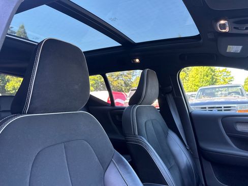 Used 2022 Volvo XC40 T5 R-Design w/ Advanced Package AWD/4WD image 16
