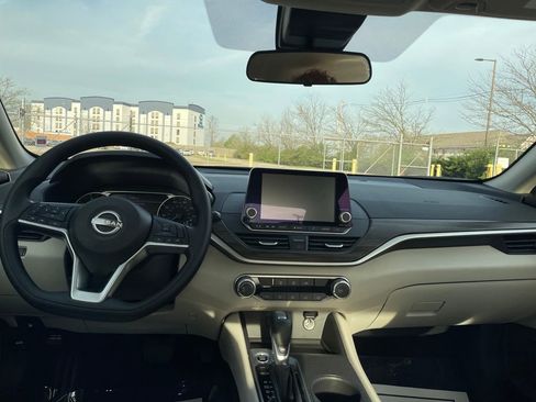 Used 2025 Nissan Altima 2.5 SV image 12