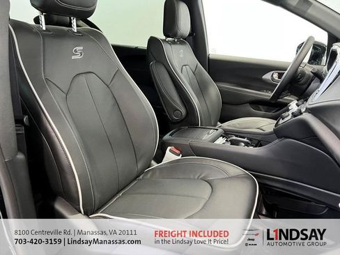 New 2026 Chrysler Pacifica Limited w/ S Appearance Package image 12