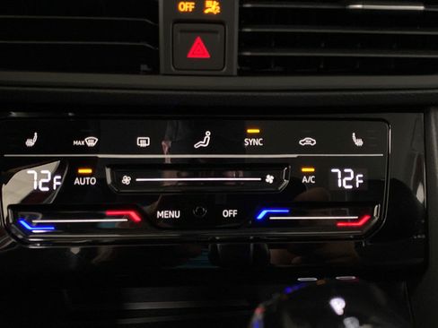 Used 2025 Volkswagen Jetta SE FWD image 17