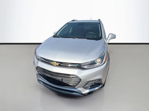Used 2019 Chevrolet Trax LT w/ Driver Confidence Package FWD image 2