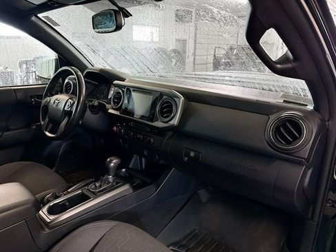 Used 2017 Toyota Tacoma TRD Sport AWD/4WD image 12