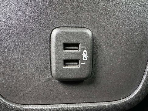 Used 2024 GMC Terrain SLT image 17