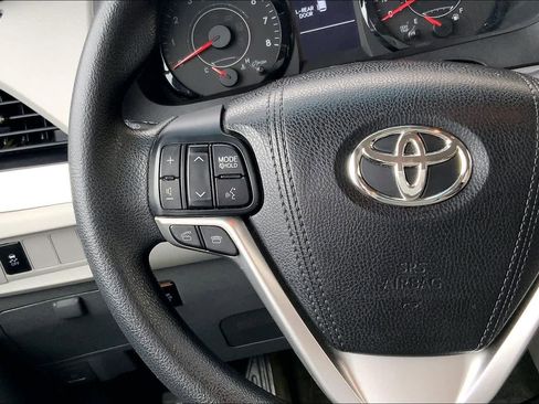 Used 2016 Toyota Sienna LE image 24
