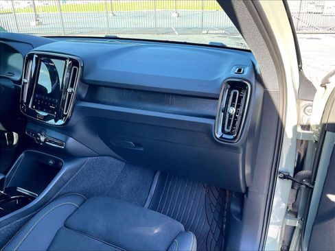 Used 2023 Volvo XC40 Recharge Ultimate image 19