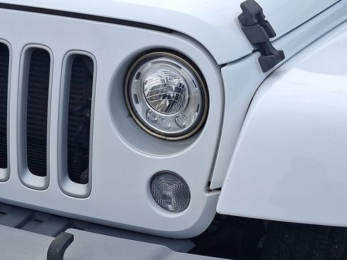 Used 2017 Jeep Wrangler Unlimited Sahara w/ Dual Top Group AWD/4WD image 9