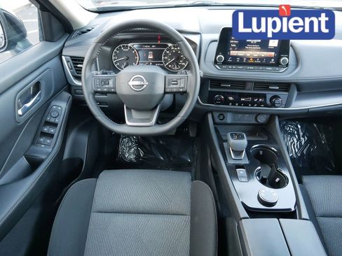 Used 2025 Nissan Rogue SV image 16