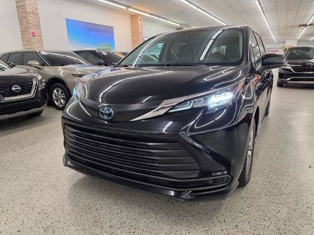 Used 2023 Toyota Sienna LE FWD image 2