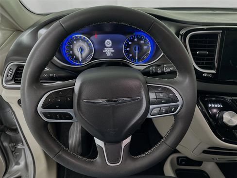 Used 2024 Chrysler Pacifica Touring-L image 18