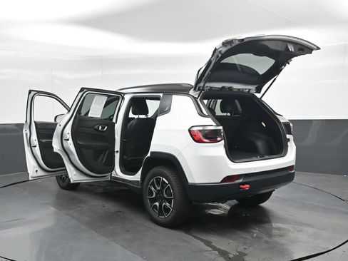 Used 2025 Jeep Compass Trailhawk AWD/4WD image 52