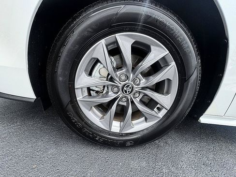 Used 2025 Toyota Sienna XLE FWD image 8