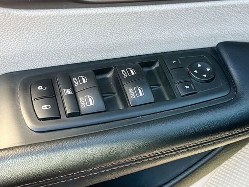 Used 2018 Chrysler Pacifica Touring-L Plus FWD image 18