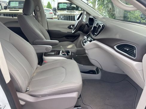 Certified 2020 Chrysler Pacifica Touring w/ Advanced Safetytec Group FWD image 11