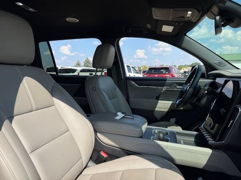 Used 2024 GMC Acadia Elevation AWD/4WD image 41