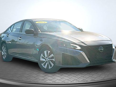 Used 2024 Nissan Altima 2.5 S FWD image 3