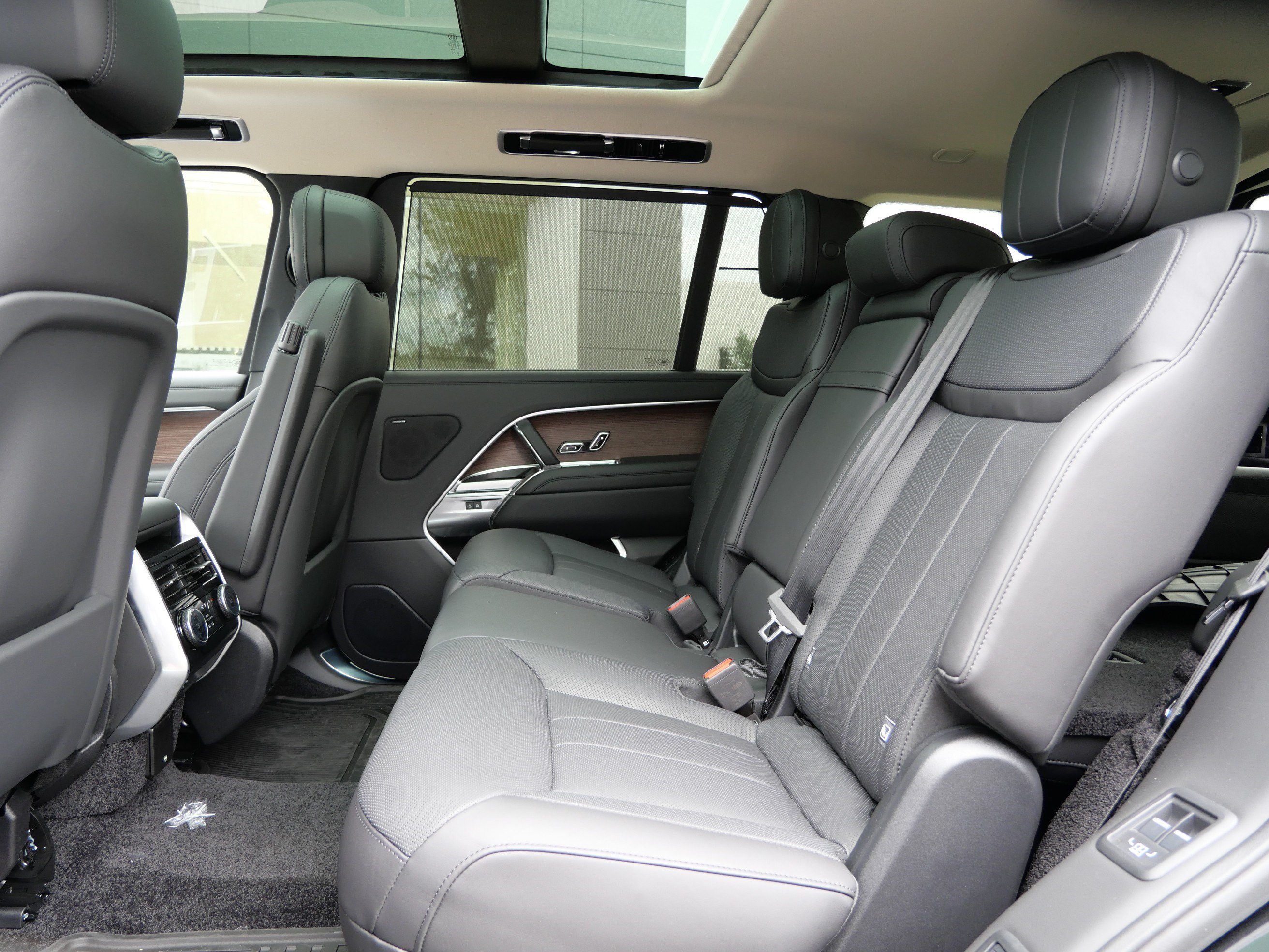 New 2026 Land Rover Range Rover Long Wheelbase SE AWD/4WD image 5
