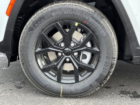 New 2026 Jeep Grand Cherokee Altitude image 24