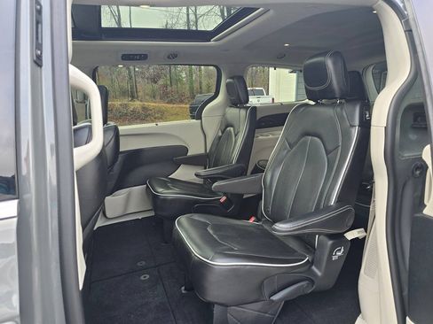 Used 2022 Chrysler Pacifica Limited FWD image 16