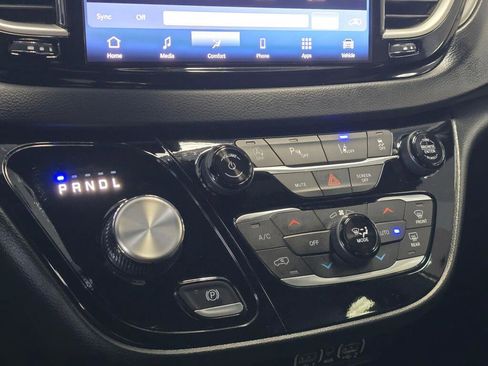 Used 2025 Chrysler Pacifica Select image 33