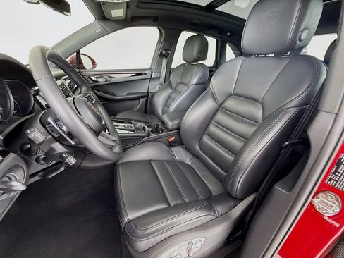 Certified 2025 Porsche Macan image 5