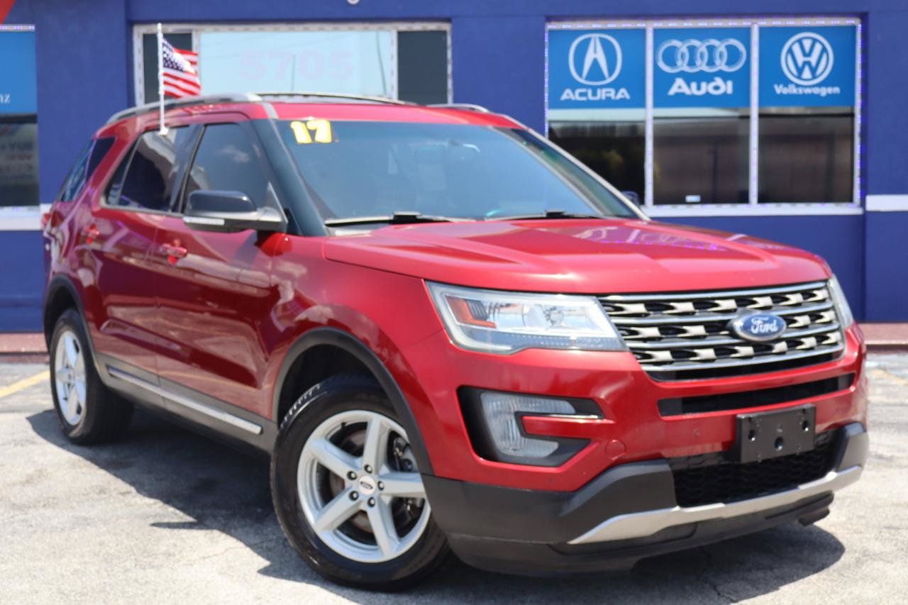 Used 2017 Ford Explorer XLT w/ Equipment Group 202A AWD/4WD image 2