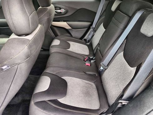 Used 2018 Jeep Cherokee Latitude w/ Cold Weather Group image 19