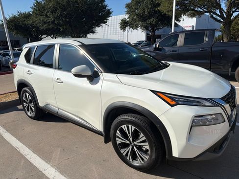Used 2022 Nissan Rogue SV FWD image 2