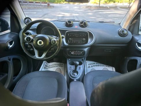 Used 2016 smart fortwo passion RWD image 16