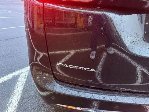 Used 2023 Chrysler Pacifica Touring-L image 8