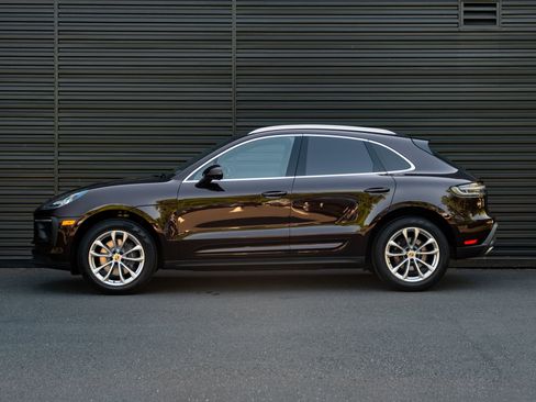 Certified 2022 Porsche Macan AWD/4WD image 2