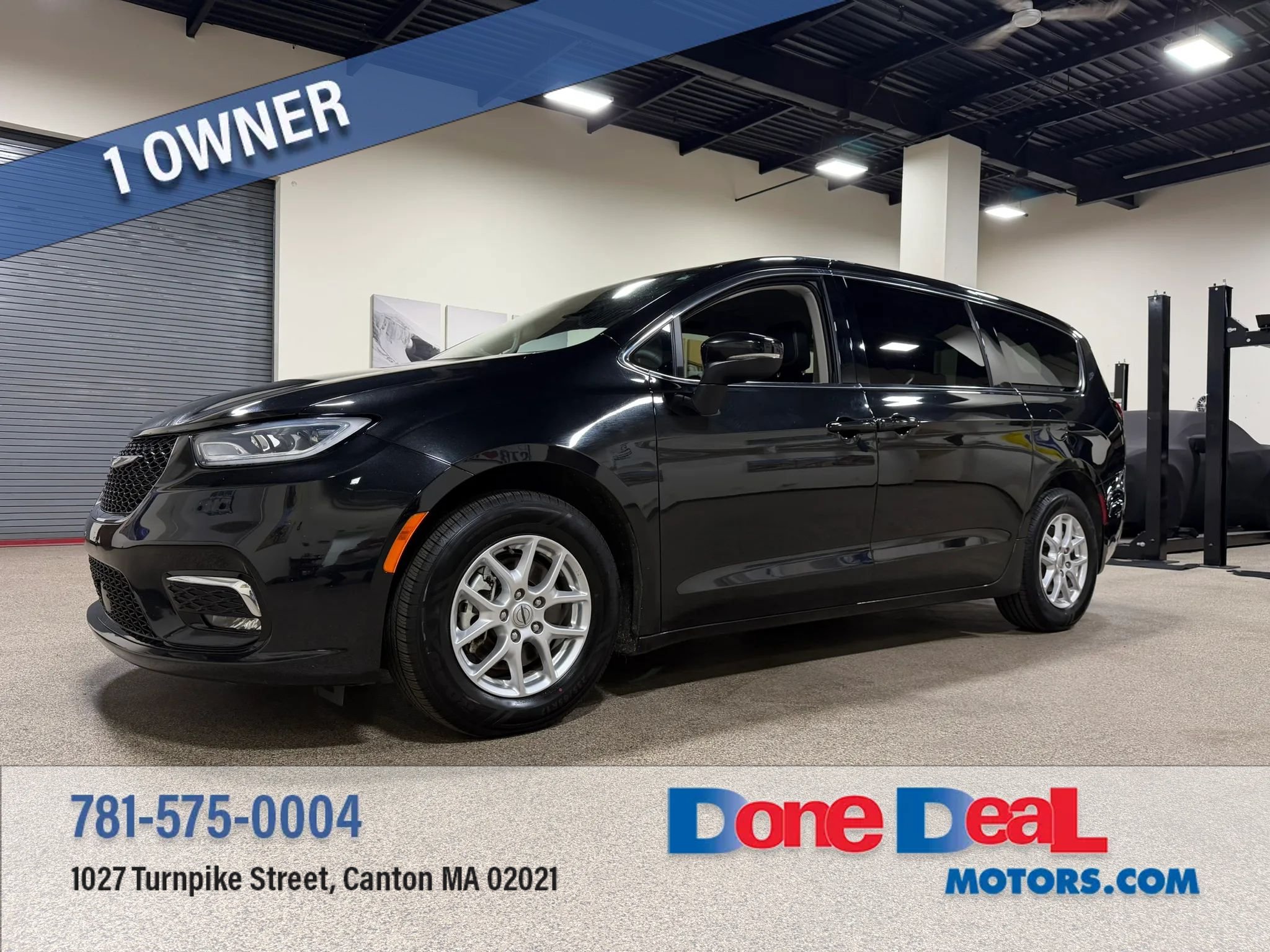 Used 2023 Chrysler Pacifica Touring-L FWD image 1
